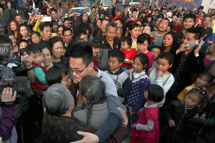 淮南4岁男孩被拐 26年后母子终团聚感动全村 